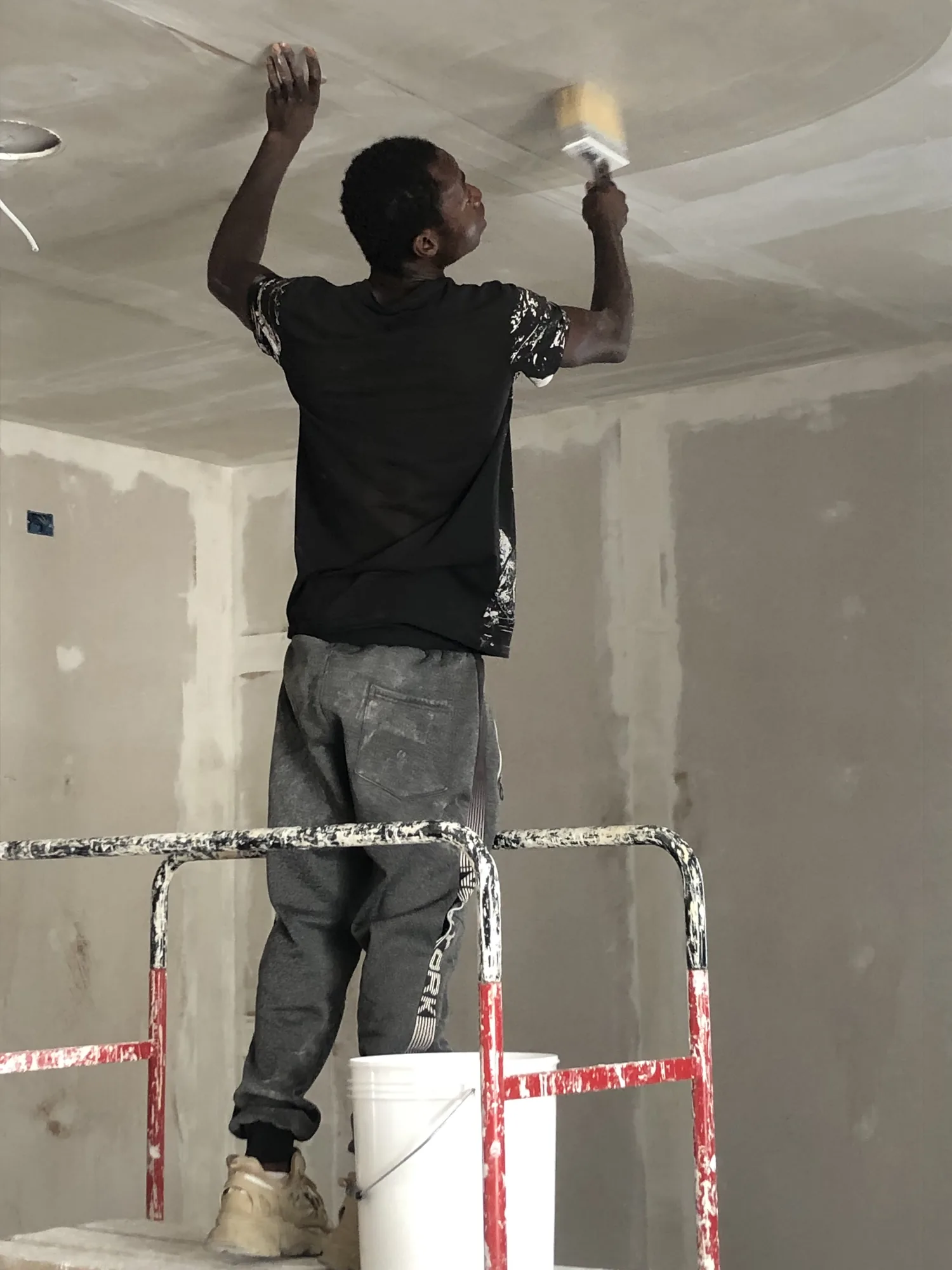 Lavori di ristrutturazione in un appartamento: rasatura del soffitto