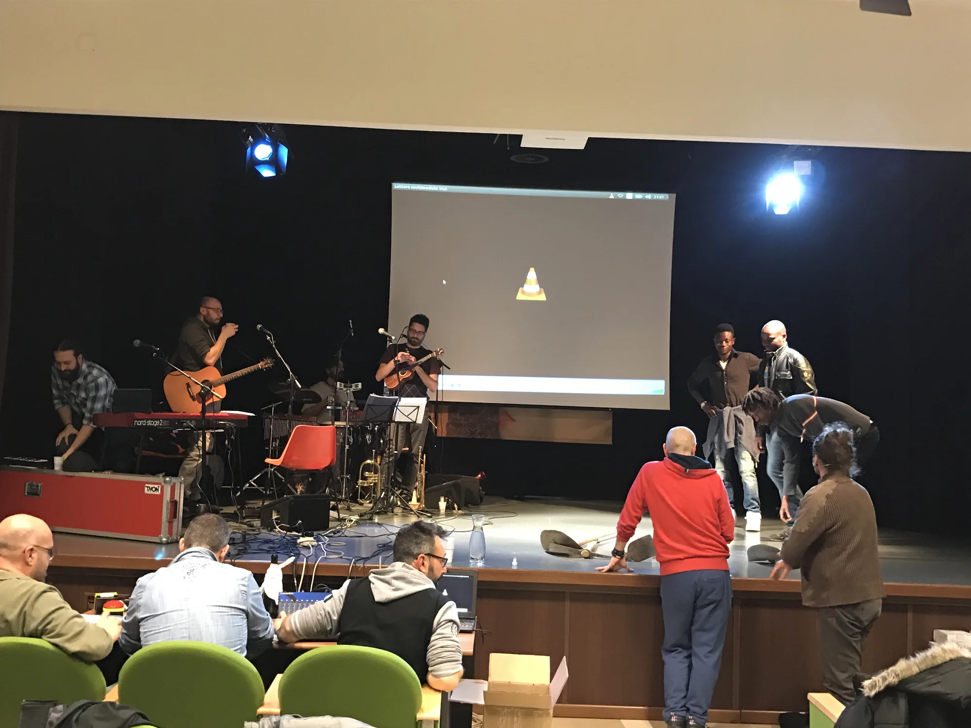 Musicisti sul palco durante uno spettacolo