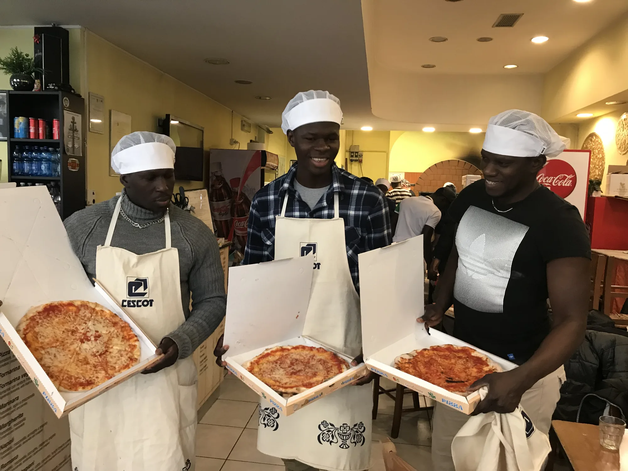 Volontari con le pizze appena preparate