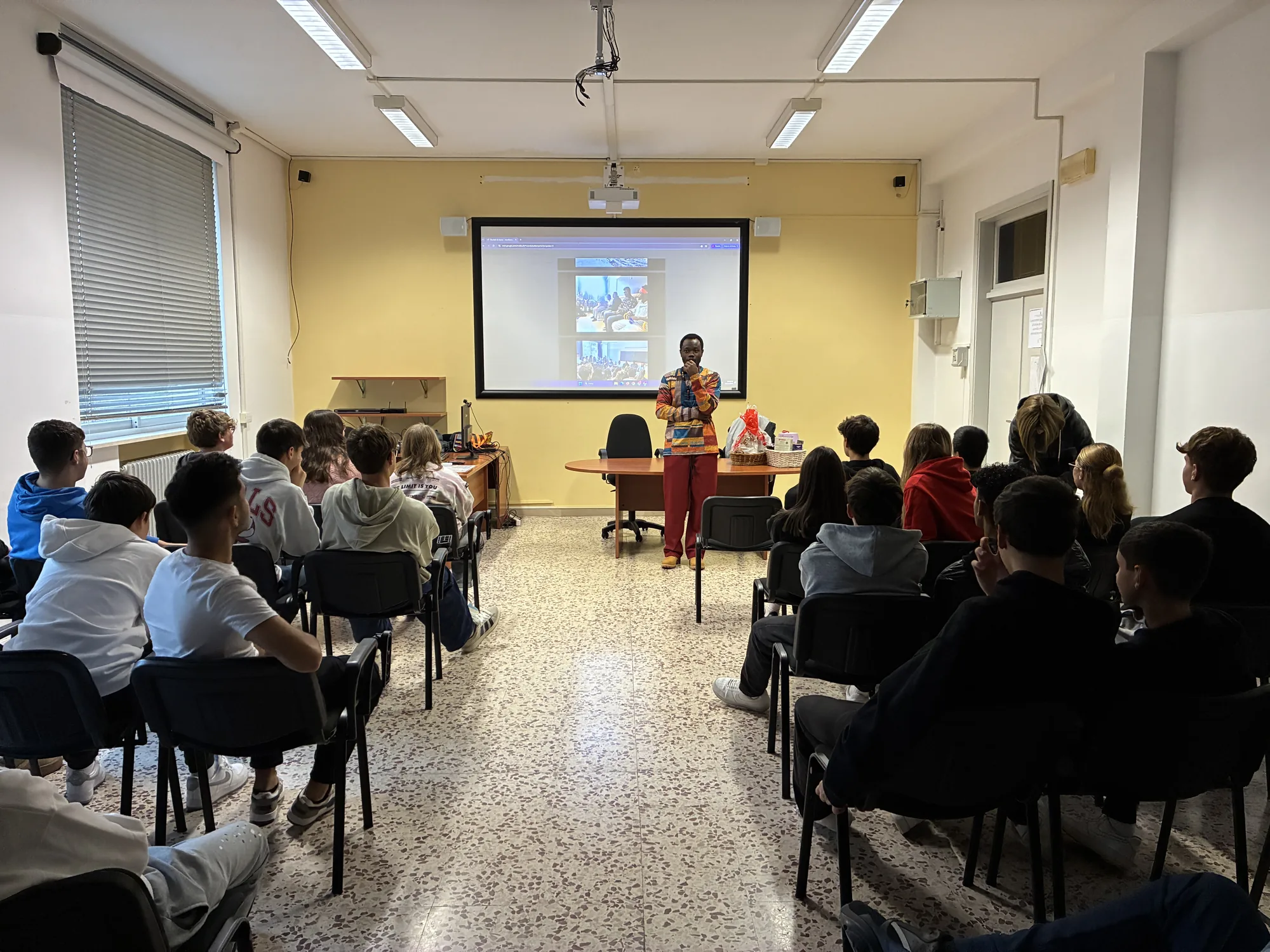 Incontro con gli studenti in una classe